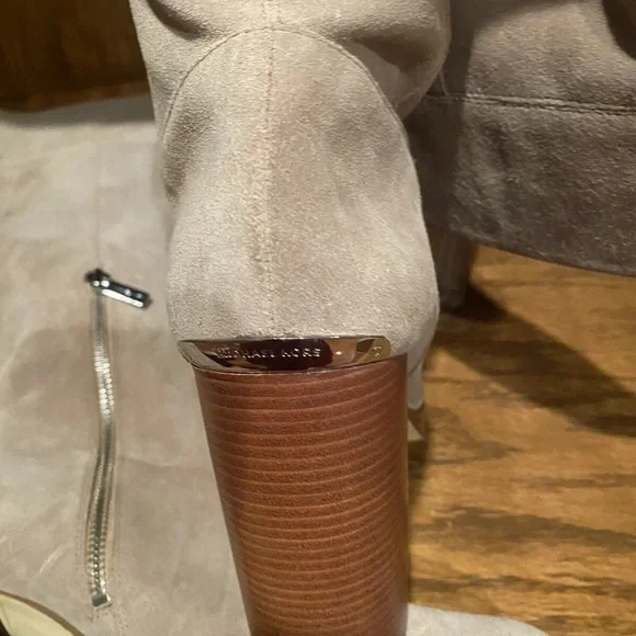 Michael Kors Elegant Beige Knee-High Women's Boots - Picture 10 of 16